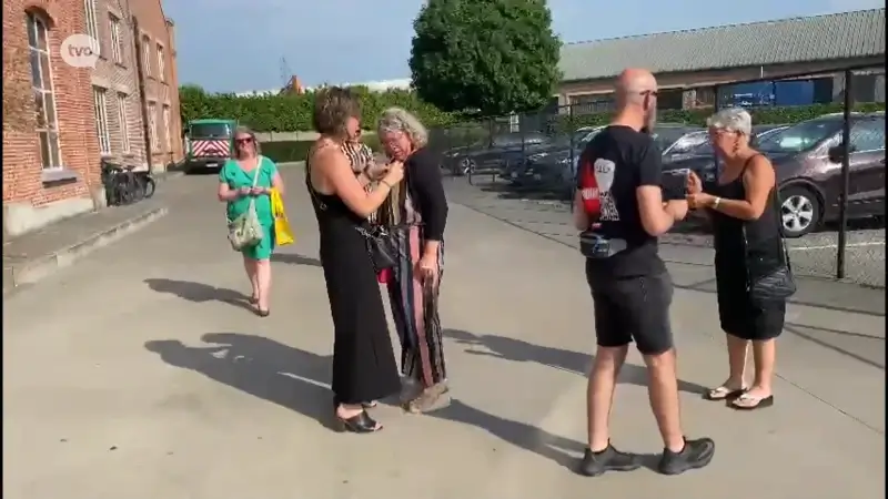 Vakbonden delen zwarte lintjes uitvlak voor personeelsfeest in Dendermonde tegen privatisering stadsdiensten