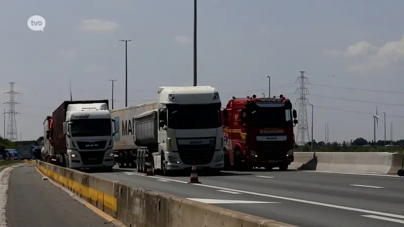 Vrachtwagens botsen op R2 in Kallo: 1 chauffeur lichtgewond, grote verkeershinder