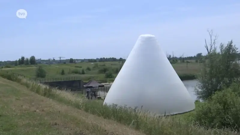 Kunstenaarscollectief zet gigantische plastic tent op in Polders van Kruibeke