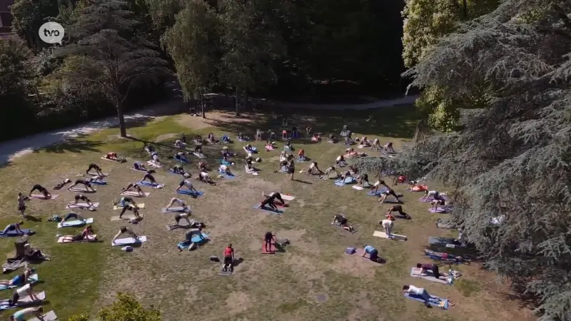 Meer dan honderd yogi's brengen 108 zonnegroeten in Sint-Niklase stadspark: "Zweten en puffen, maar unieke ervaring"