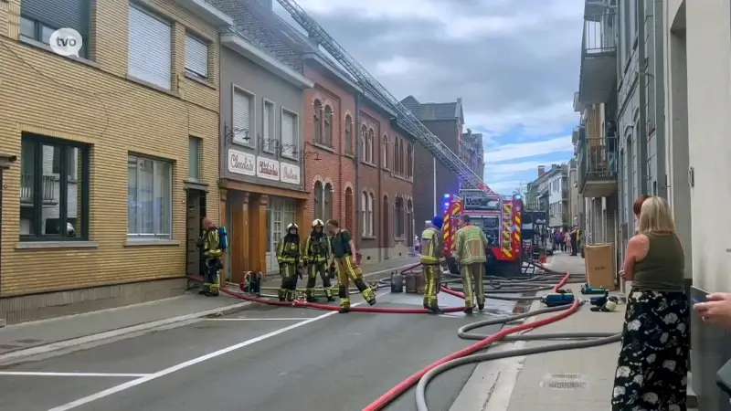 Achterbouw van voormalige bakkerij in Denderleeuw gaat in vlammen op
