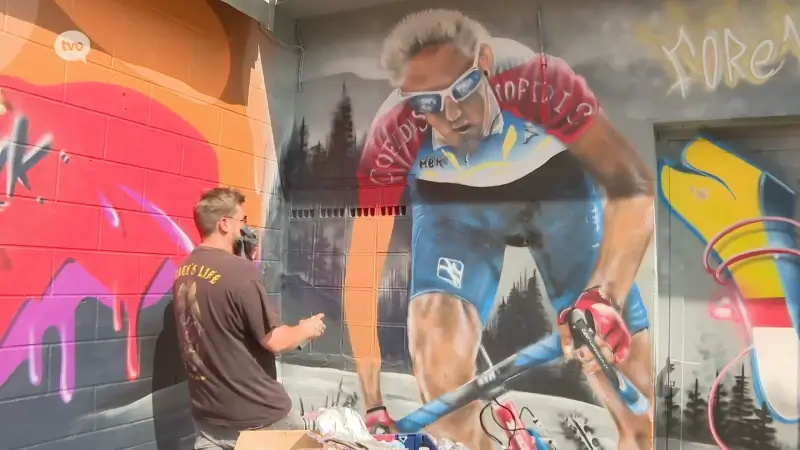 Muurschildering ter ere van Frank Vandenbroucke in Steenhuize-Wijnhuize bijna klaar