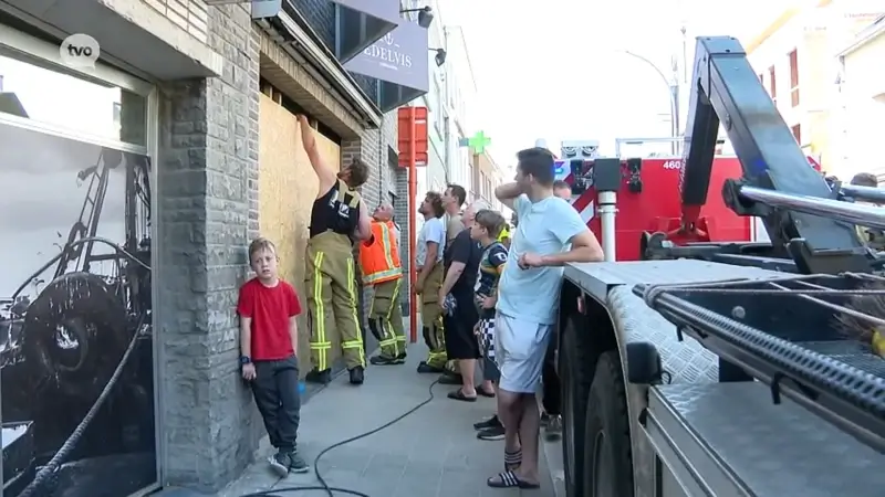 Auto rijdt in vitrine van viswinkel Edelvis in Denderhoutem, uitbater: "Het glas is door de winkel gevlogen"
