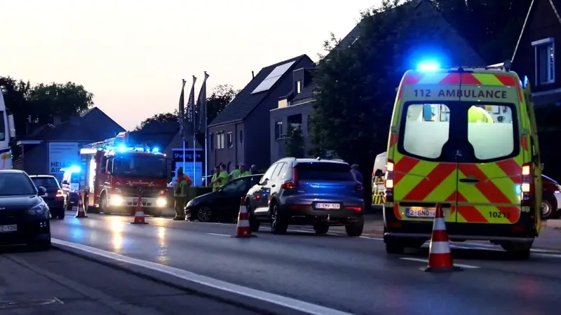 Man gewond na aanrijding met geparkeerde vrachtwagen in Sint-Pauwels