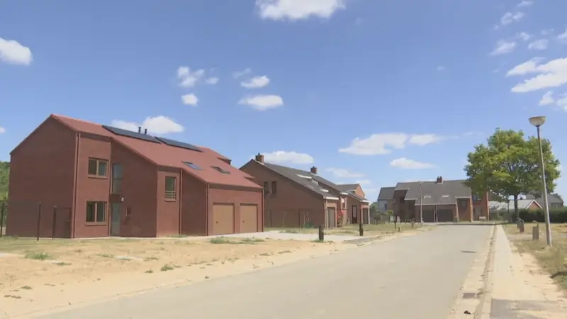 Woonmaatschappij Dender-Zuid levert 48 gerenoveerde woningen op in Appelterre
