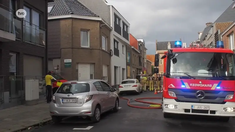 Blikseminslag zorgt voor schade aan dak en brand op zolder van woning in Ninove
