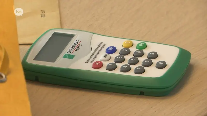 Valse bankmedewerkers die 250.000 euro buitmaakten, veroordeeld tot werk- en celstraffen