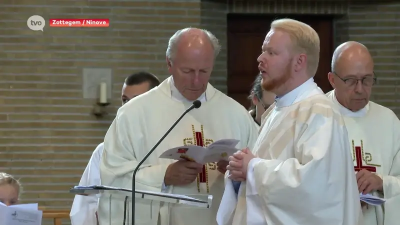 Hylco studeerde als enige priester af dit jaar en mocht zaterdag zijn eerste mis voorgaan in Zottegem