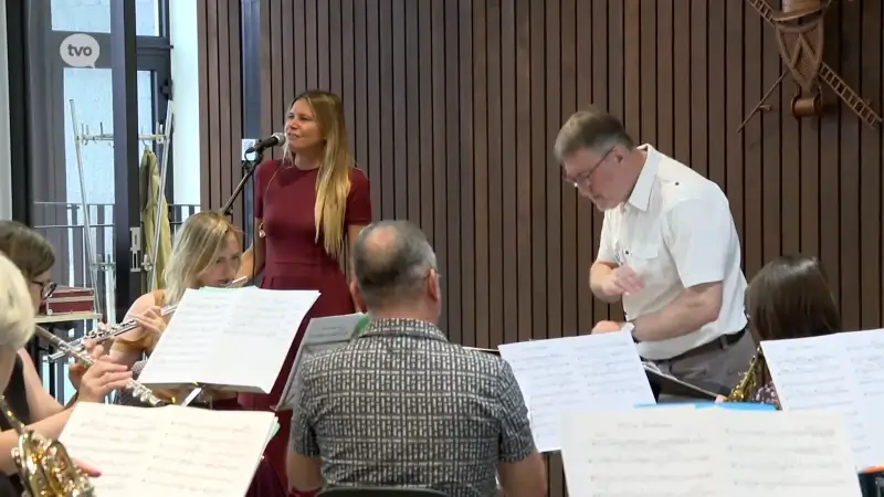 Nathalie Meskens en Dendermondse muziekkapel repeteren voor het laatste (?) 21 juliconcert: "Wij hopen de stad nog op andere gedachten te brengen"