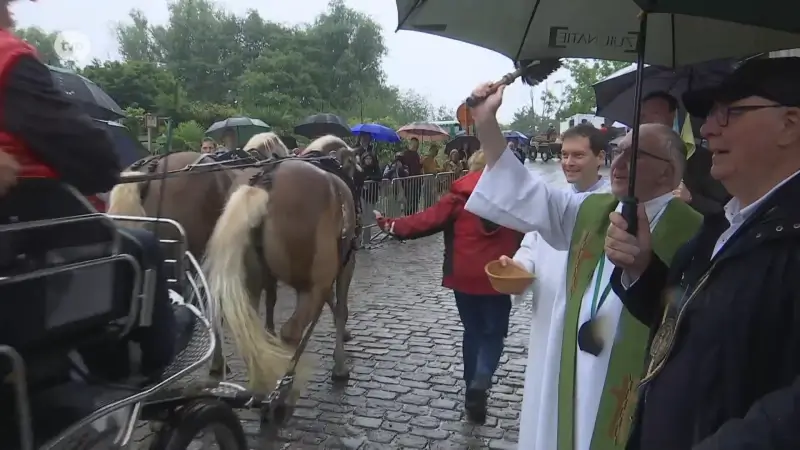 75 paarden gezegend door de priester én de regen tijdens paardenommegang in Tielrode