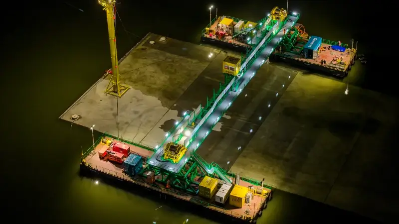 Eerste tunnelelement van de Scheldetunnel is succesvol afgezonken