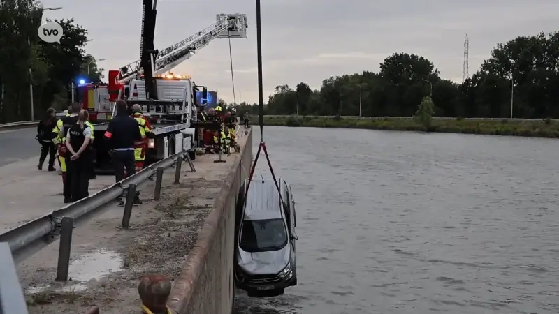Jonge bestuurder (19) met voorlopig rijbewijs rijdt water aan de Dendermondse Tijsluis in