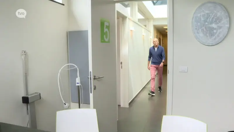 Artsenstaking: minister en artsen staan loodrecht tegenover elkaar