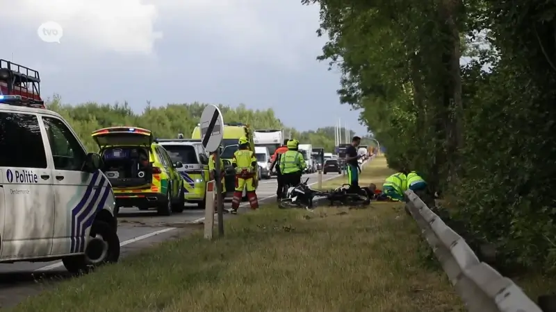 Motard zwaargewond na val en smak tegen boom op N41 in Grembergen