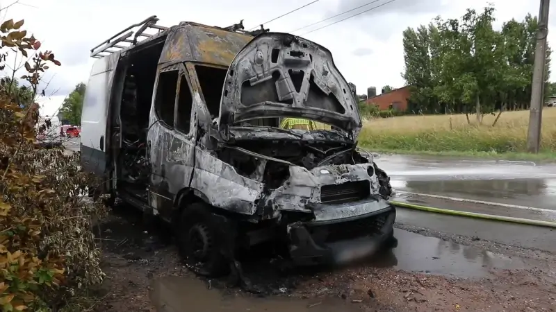 Bestelwagen brandt volledig uit in Kruibeke, bestuurder gewond na val tijdens bluspoging