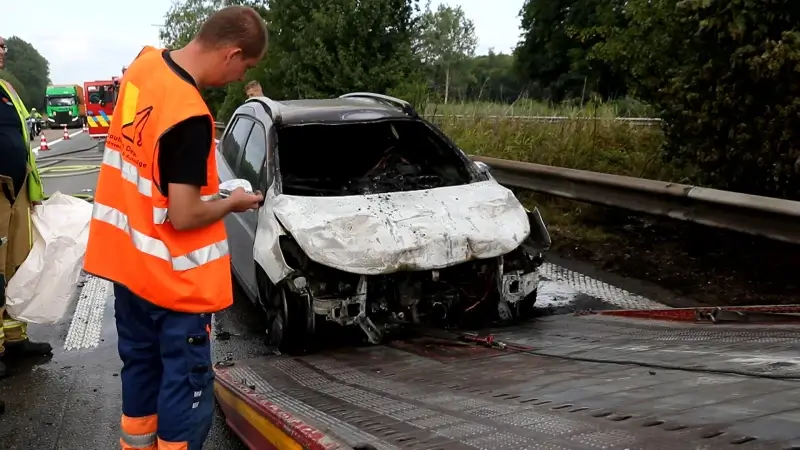 Auto vat vuur na aanrijding op E34 te hoogte van Kemzeke