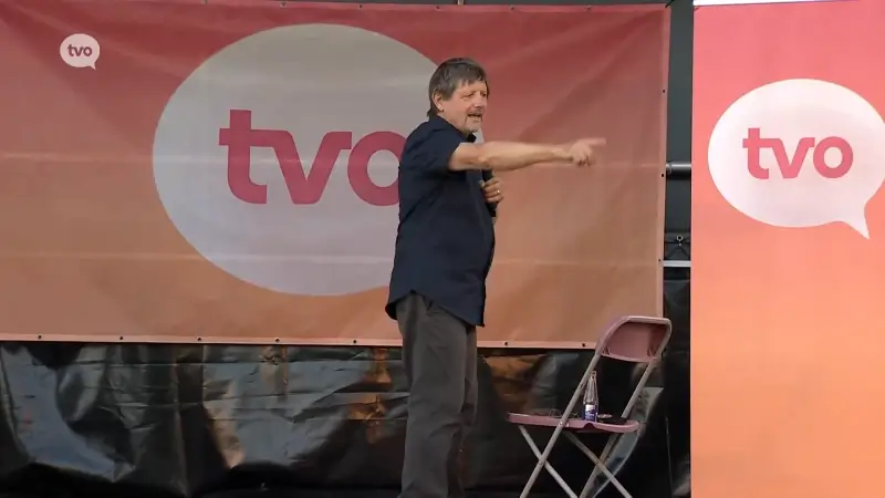 Wase feestdag in 'Temst' met hilarische Nigel Williams tijdens TV Oost Vertelling