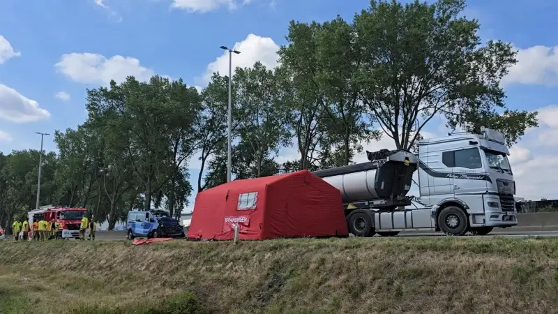 Dode nadat minibusje op vrachtwagen inrijdt op E34 in Melsele