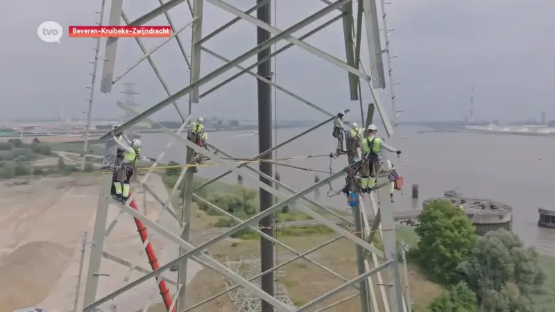 Elia bouwt laatste hoogspanningsmast van Braboproject onder toeziend oog van minister-president Diependaele (N-VA)
