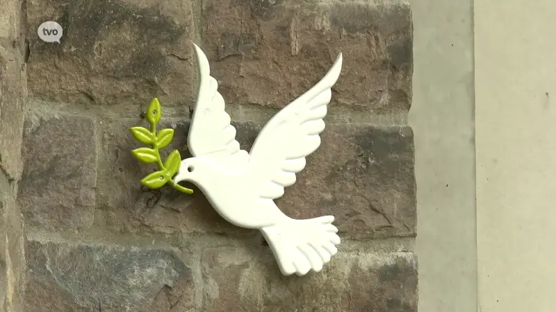 Aan het Provinciehuis in Gent is een vredesmonument ingehuldigd