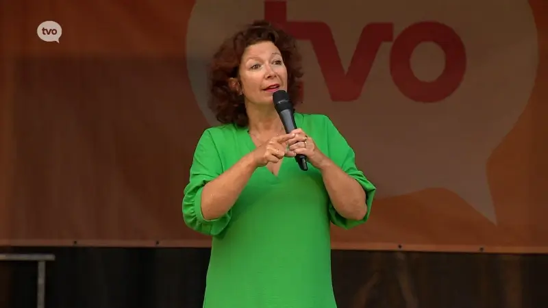 Meer dan 700 bezoekers op TV Oost Vertellingen in Sint-Gillis-Waas voor comédienne Veerle Malschaert