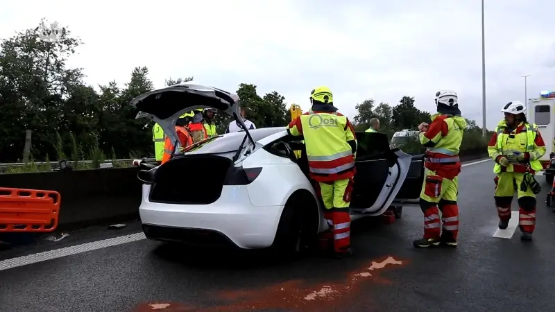 Bestuurster zwaargewond na klap tegen middenberm E17 in Waasmunster