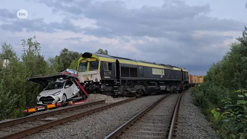 Locomotief ontspoord in Waaslandhaven na botsing met vrachtwagen, takelwerken nog aan de gang