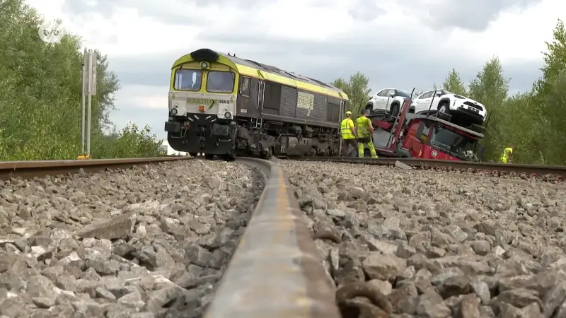 Locomotief van goederentrein ontspoord in Waaslandhaven na botsing met vrachtwagen