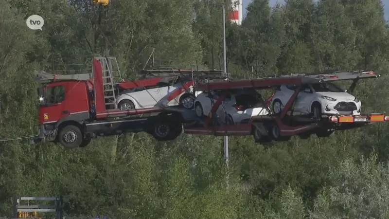 Truck met autotransport succesvol van sporen gehaald na treinongeval in Waaslandhaven