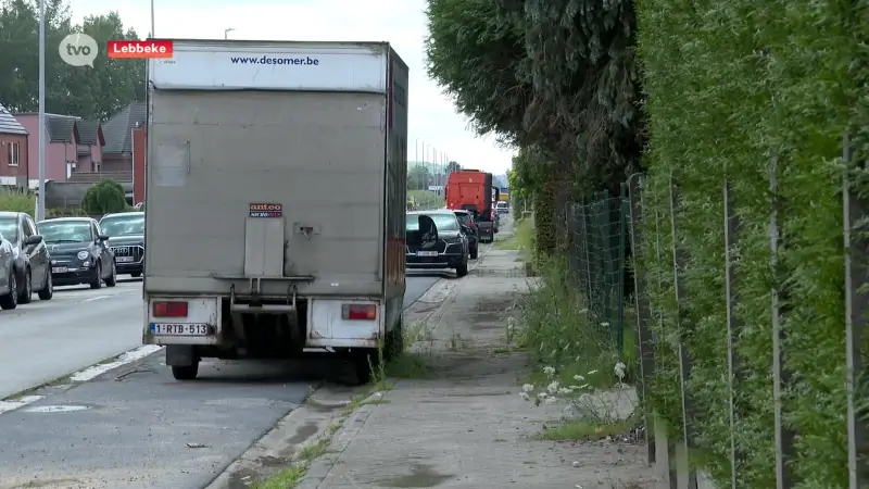 Inwoners Lebbeke vragen oplossing voor vrachtwagens die voor opritten parkeren
