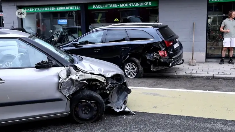 Auto knalt tegen geparkeerd voertuig in Appels: bestuurder en twee kinderen naar ziekenhuis
