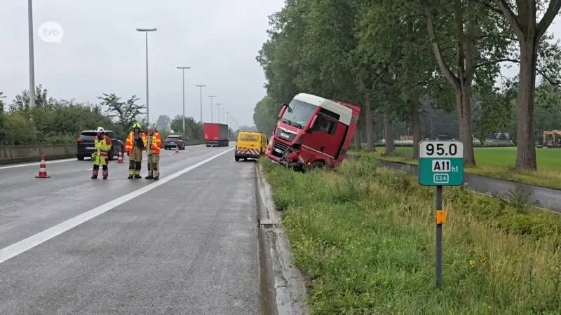 Trucker die in gracht belandt naast E34 in Moerbeke test positief op rijden onder invloed