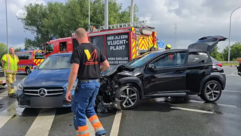 Bestuurder gewond bij stevige aanrijding op N41 in Sint-Niklaas
