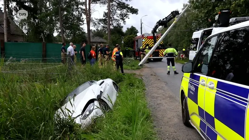 Beveren: cabrio botst tegen elekrticiteitspaal en belandt in gracht