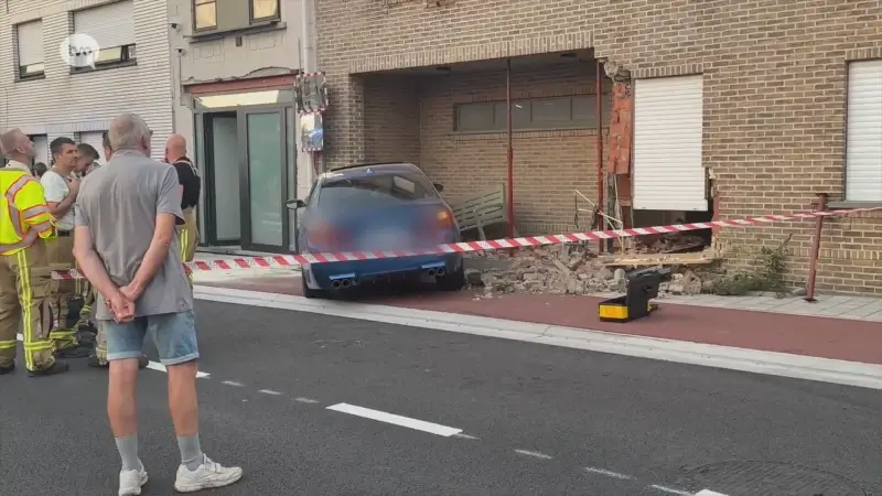 Bestuurder crasht aan hoge snelheid tegen woning in Denderhoutem