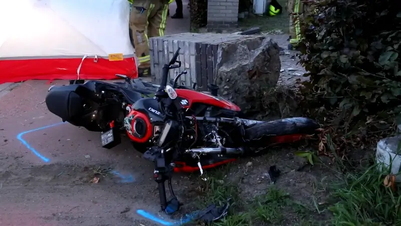 48-jarige motard zwaargewond na klap tegen tuinmuurtje in Stekene