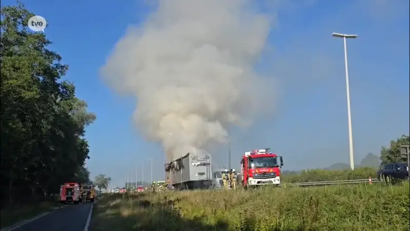 Urenlang hinder op E34 door vrachtwagenbrand met lading schroot in Stekene