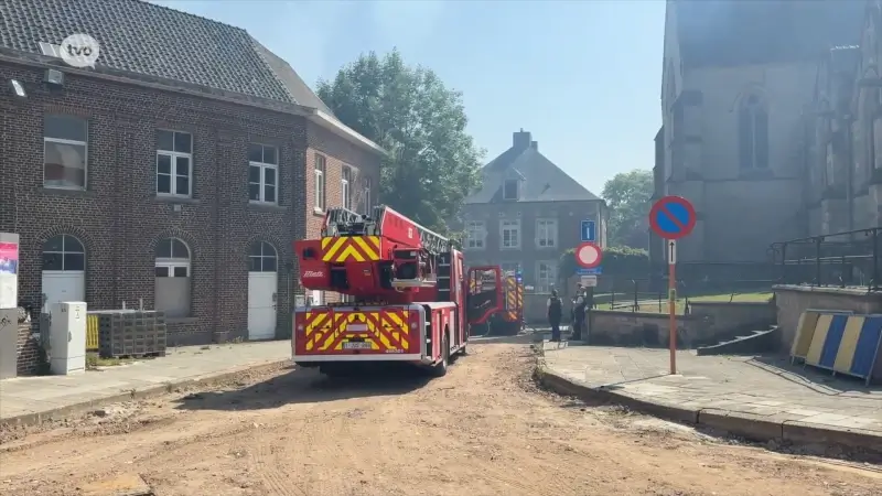 Uitslaande brand achter kerk van Denderleeuw: vuur mogelijk aangestoken