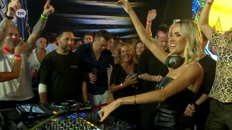Anouk Matton trapt kermis Mere op gang met DJ-set, 1.500 bezoekers in 't Vissershof