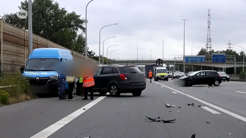 Botsing met vijf voertuigen op E17 in Waasmunster, bestuurder pleegt vluchtmisdrijf