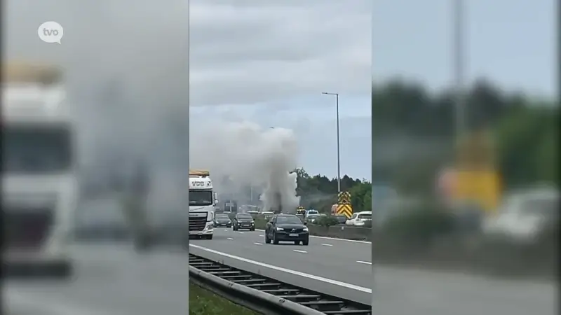 Bestelwagen brandt uit op autosnelweg in Erpe-Mere