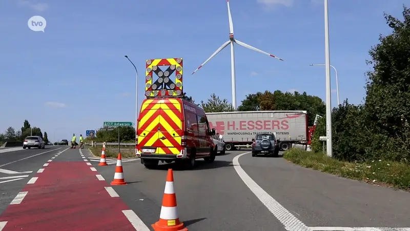 Vrachtwagen belandt in berm bij oprijden E17 in Bazel