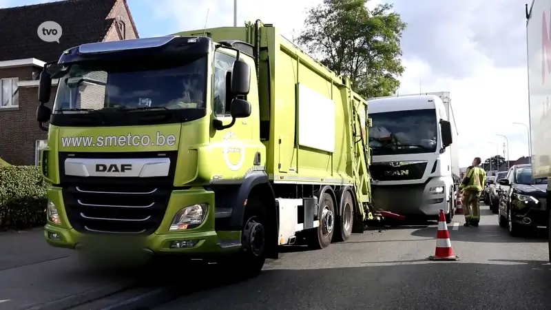 Vrachtwagen rijdt achteraan in op vuilniswagen in Sint-Niklaas