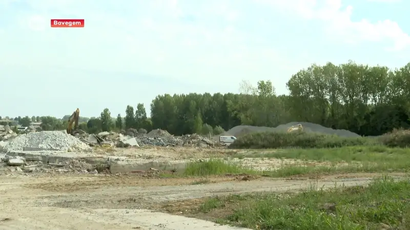 Veel stof en vuil tijdens afbraakwerken oude site Cominbel in Bavegem