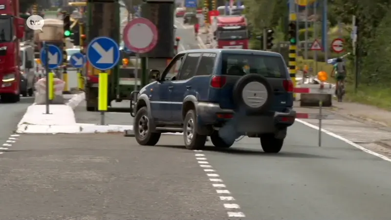 Massaal negeren van verbodsborden tijdens asfalteringswerken in Geraardsbergen