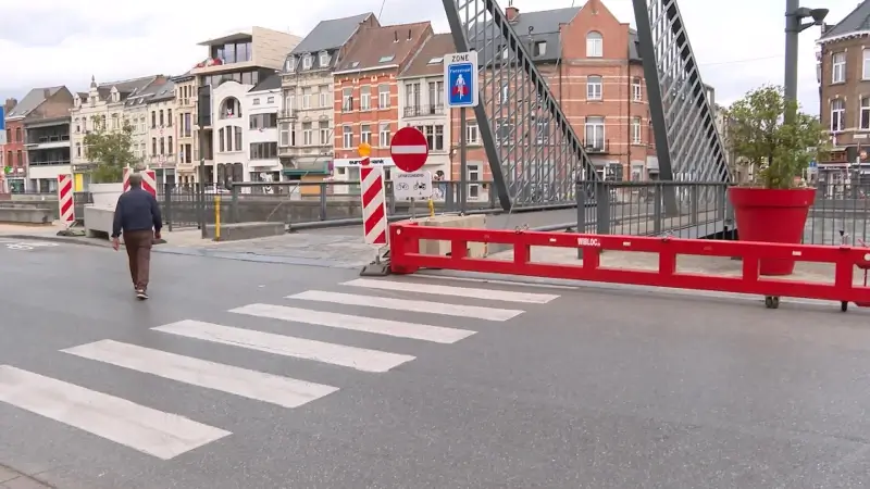 Wegblokkades en 70 agenten leiden Katuitommegang in Dendermonde in goede banen