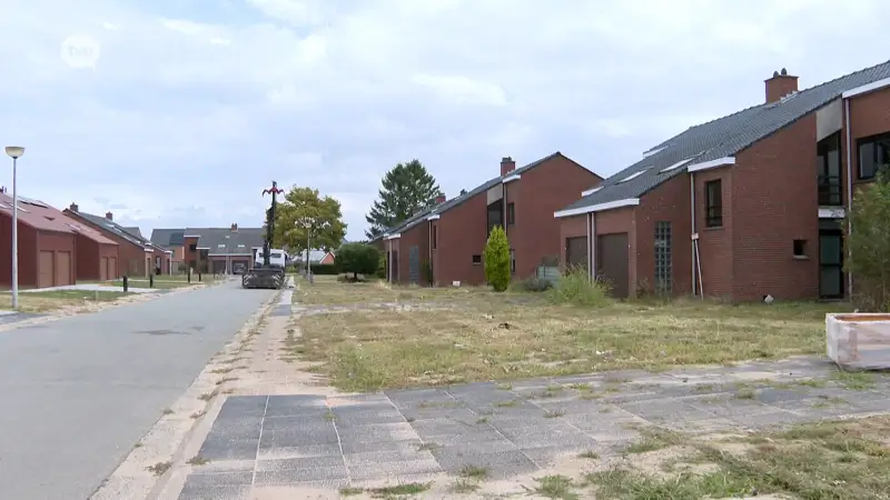 Buurtbewoners zijn overlast in leegstaande huizen te Appelterre beu
