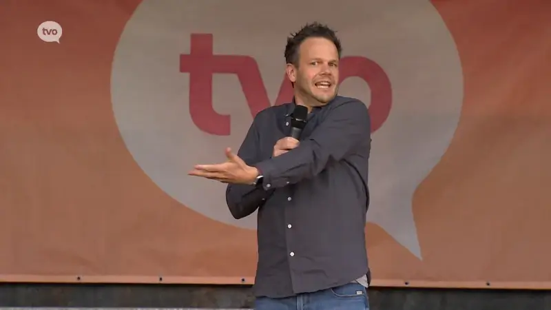 Limburger Jan Linssen lacht met Antwerpen, en met zichzelf op TV Oost Vertelling in Erpe-Mere