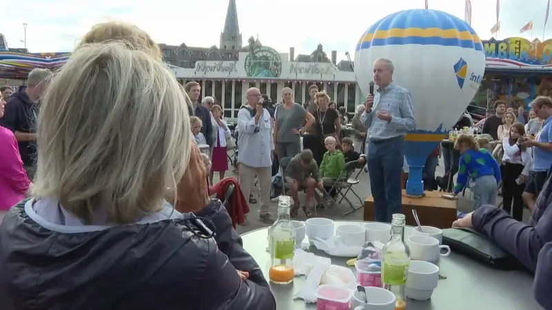 800 Sint-Niklazenaren ontbijten samen op vernieuwde Grote Markt: "Minste wat we konden doen na maanden van hinder"