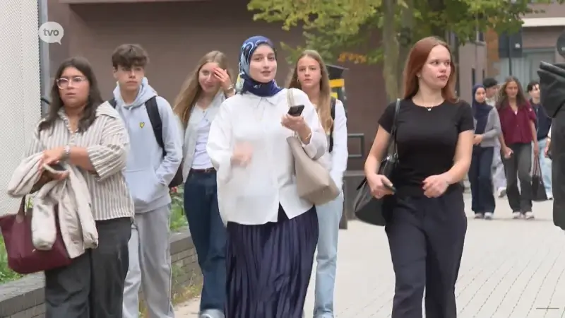 Scholieren reageren op smartphoneverbod: van "Ik voel mij eenzaam en verlaten" tot "Nu gaan we meer praten met elkaar"